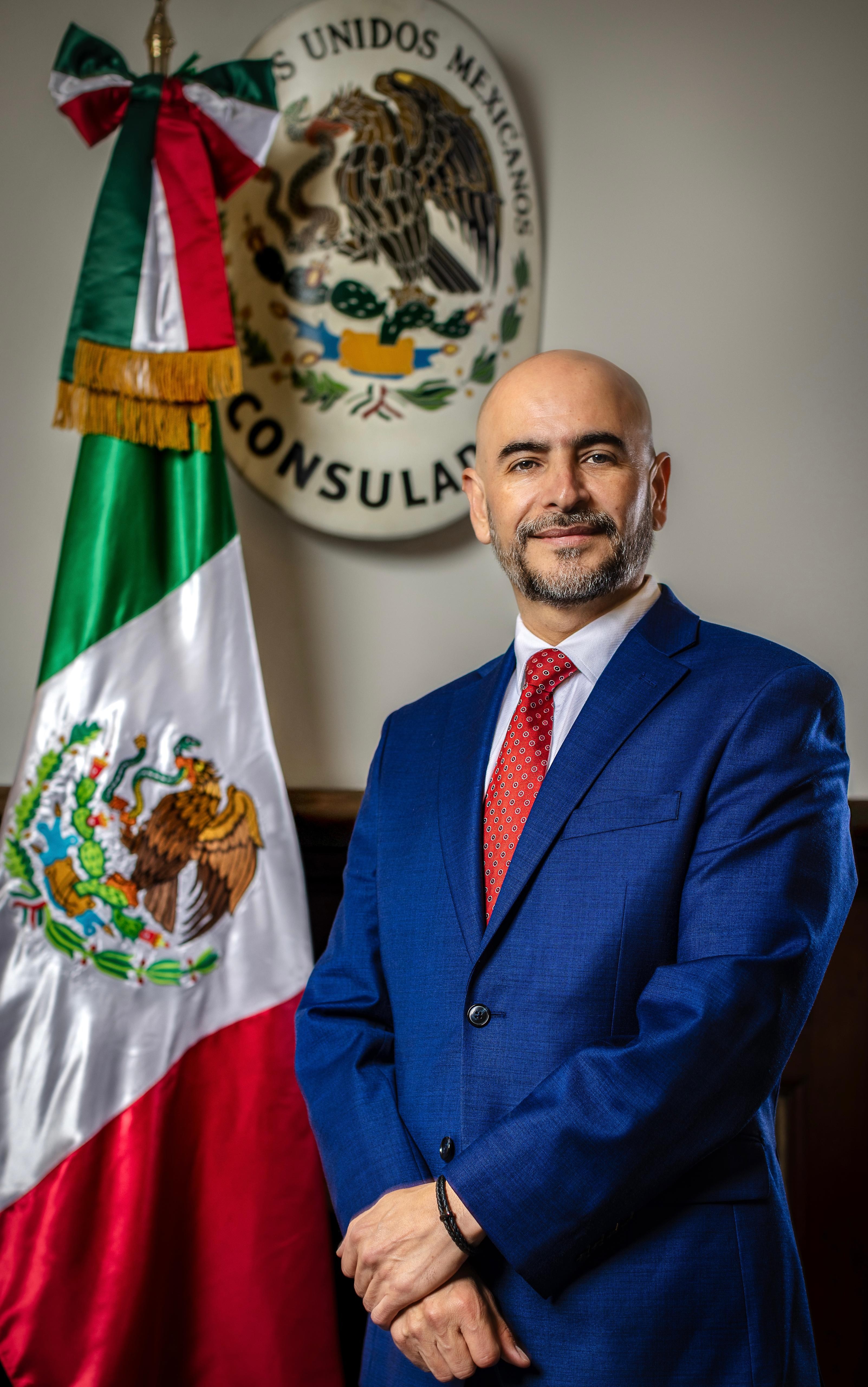 Fotografía del Cónsul Víctor Hugo López Ortega