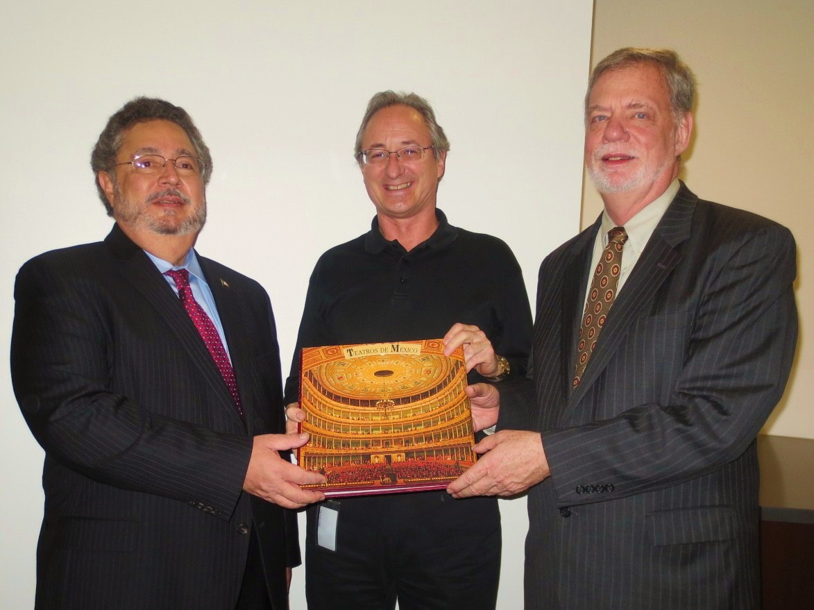 Cónsul General MAuricio Toussaint, Miguel Torrens, titular de la sección de libros en español,Larry Alford, director de la Biblioteca John P. Robarts, Universidad de Toronto