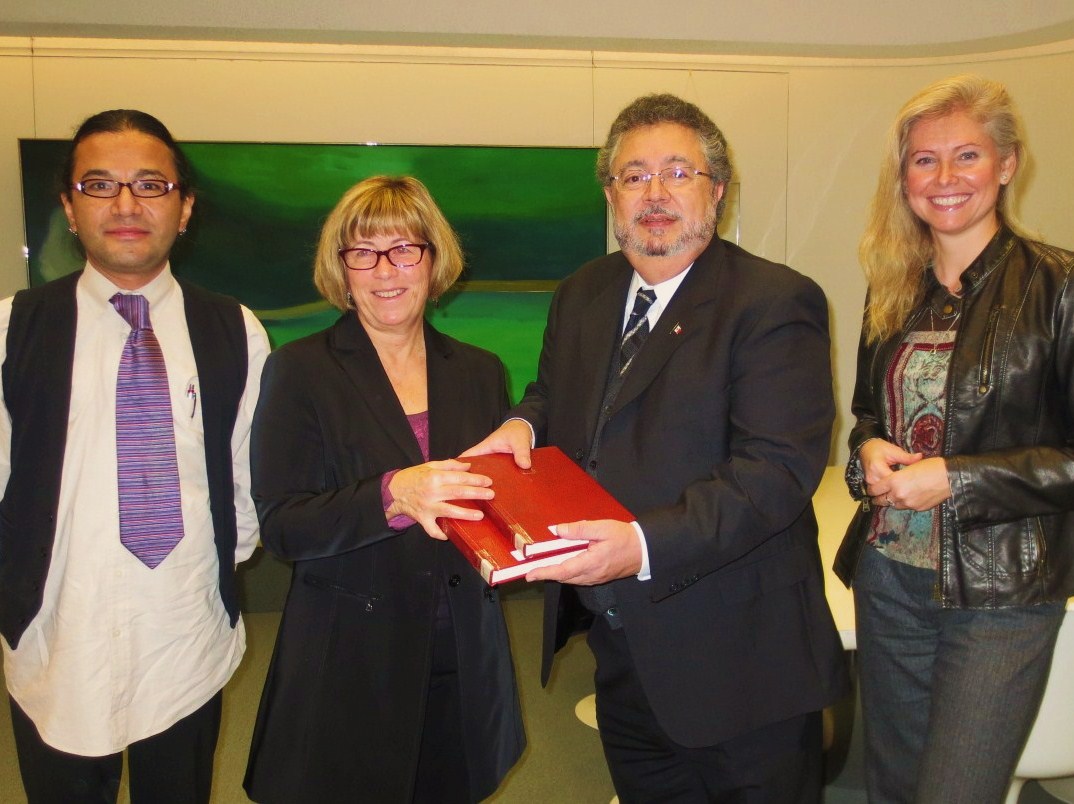 Gerardo Ochoa, Agregado Cultura, Cynthia Archer, directora de las Bibliotecas de la Universidad de York, Cónsul General Mauricio Toussaint, María Figueredo, Directora de Pregrado de Lenguas y Literaturas de la Universidad de York